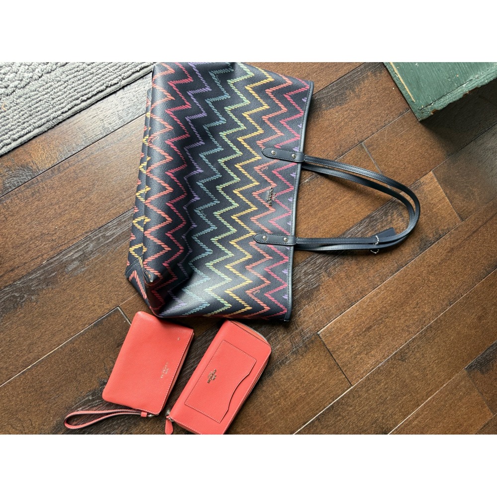 Coach City Tote Large Reversible Rainbow Chevron Navy Coral Wallet Wristlet Set